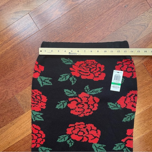 Material Girl Black and Red Floral Mini Skirt - Picture 6 of 10